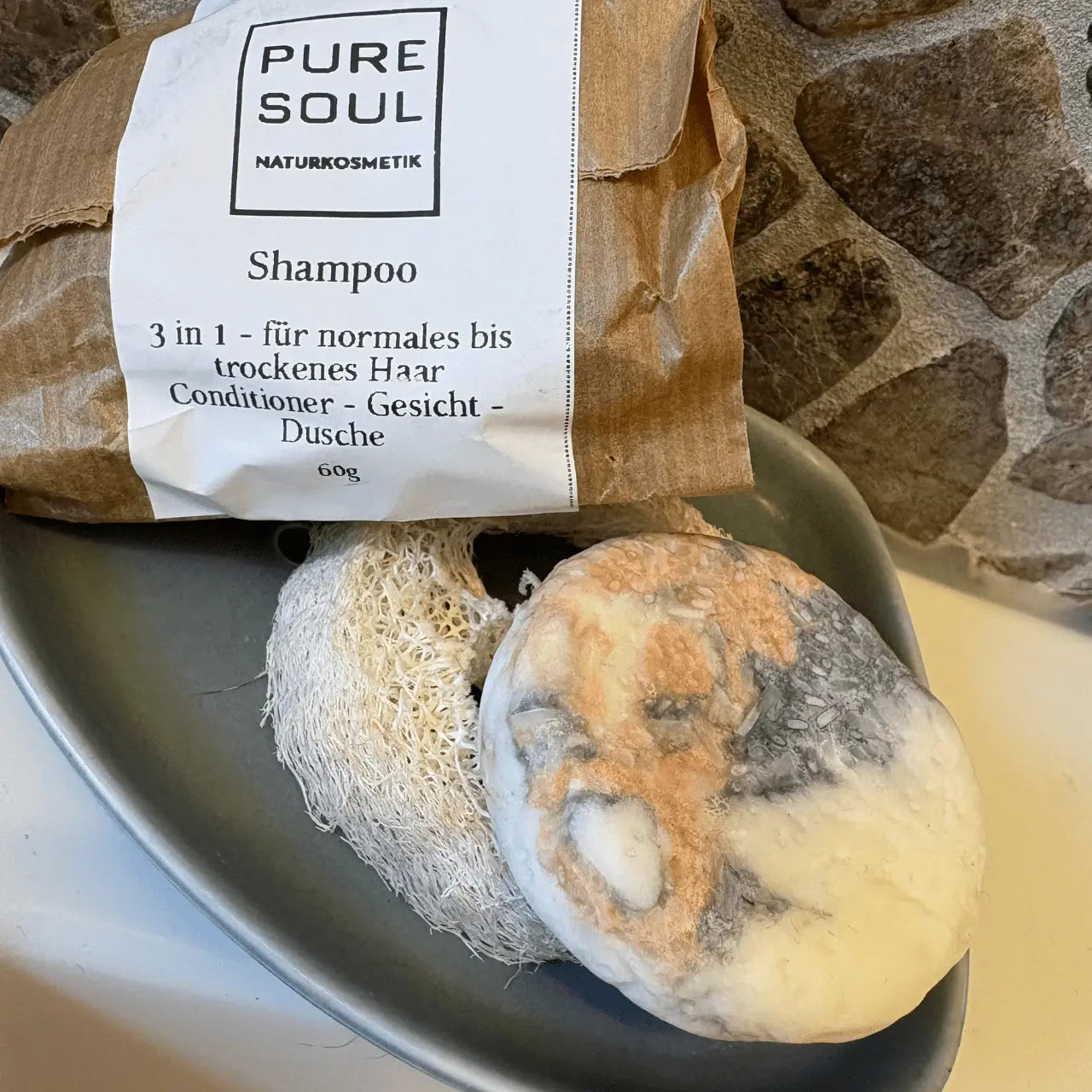Festes Shampoo für normales und trockenes Haar und pflegebedürftige Kopfhaut, nur in ein wenig Papier verpackt.