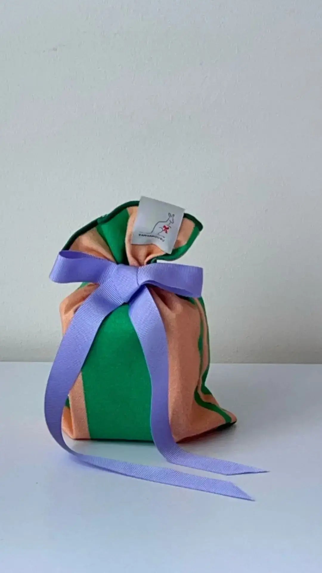Geschenkbeutel aus Stoff mit lila Schleife - wiederverwendbar, nachhaltig