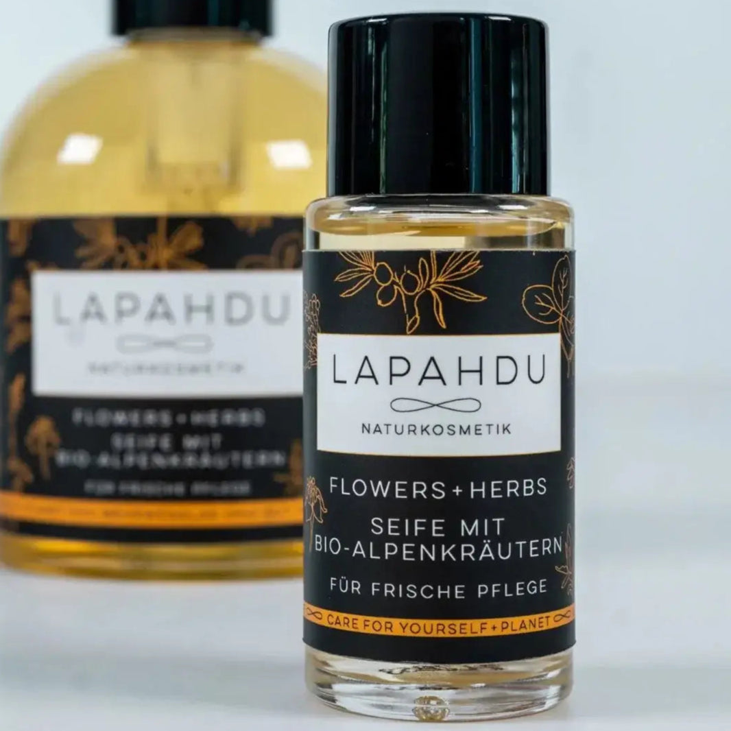 Flowers + Herbs Flüssigseife und Duschgel, 30-ml Reisegröße von LAPAHDU Naturkosmetik. Vegane Bio Kosmetik by vivatrue.
