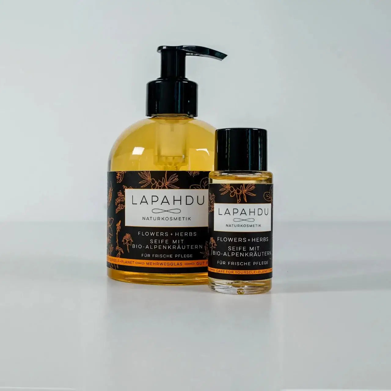 Flowers + Herbs Flüssigseife und Duschgel von LAPAHDU Naturkosmetik. Vegane Bio Kosmetik by vivatrue.