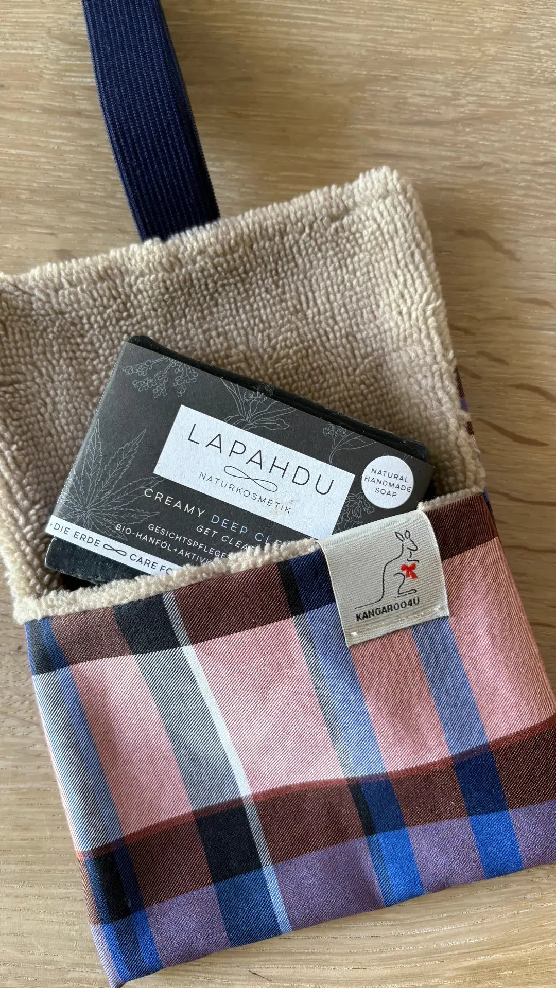 Seifenbeutel kariert mit 100 g Aktivkohleseife Lapahdu handgemacht