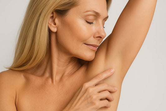 creme-deo-fuer-die-ideale-langanhaltende-duft-wirkung-frau, die ihre achsel mit der deo creme pflegt