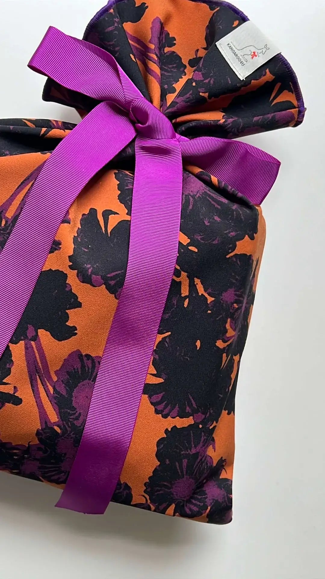 edler textil geschenkbeutel mit naturseifen von lapahdu und lila schleife hübsch verpackt