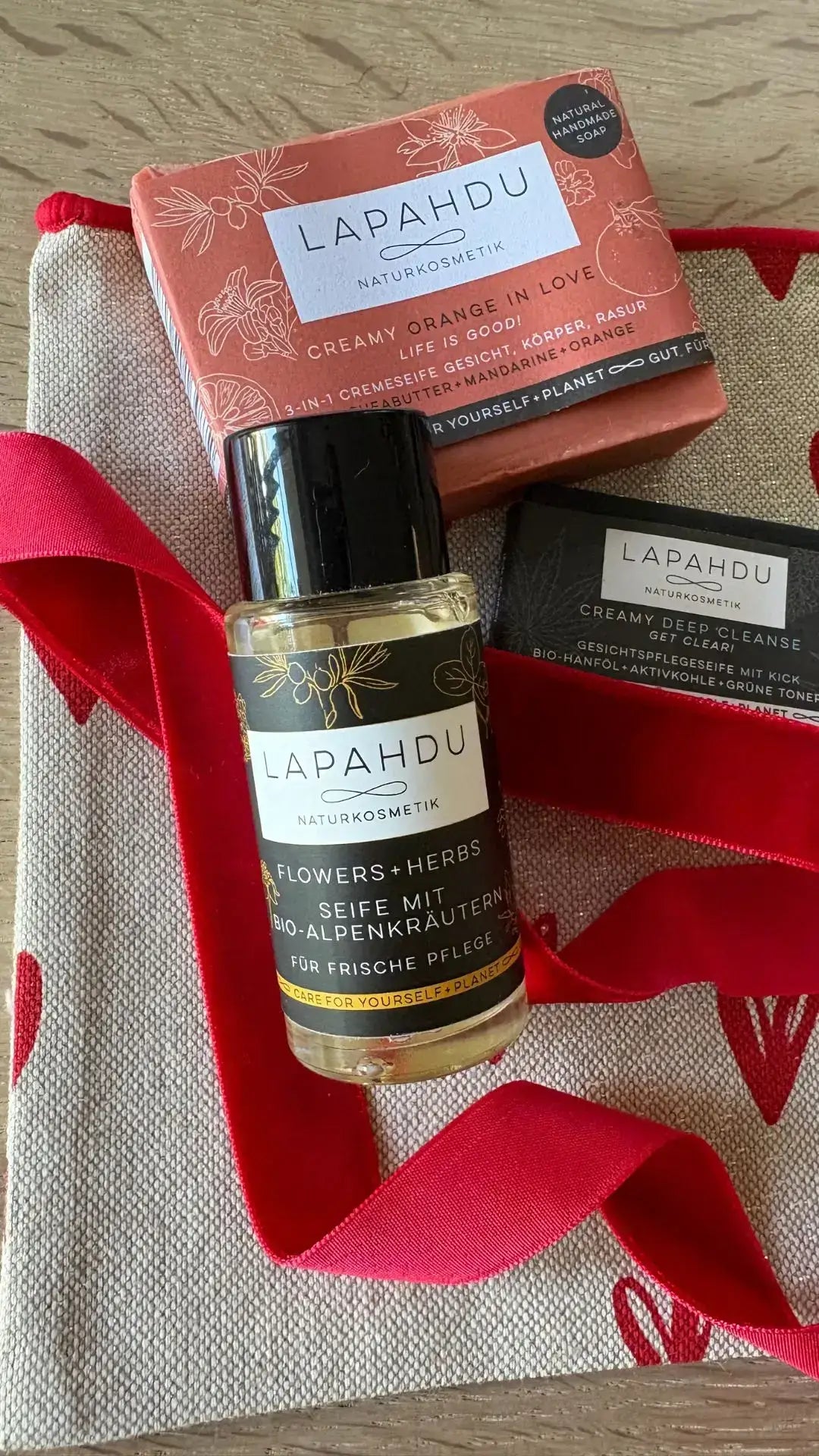 Geschenkset mit Duschgel Flowers+Herbs und 2 Naturseifen
