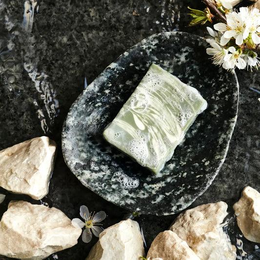 Naturseife Herbal Treat mit Verbene und Salbei von LAPAHDU Naturkosmetik in Seifenschale.