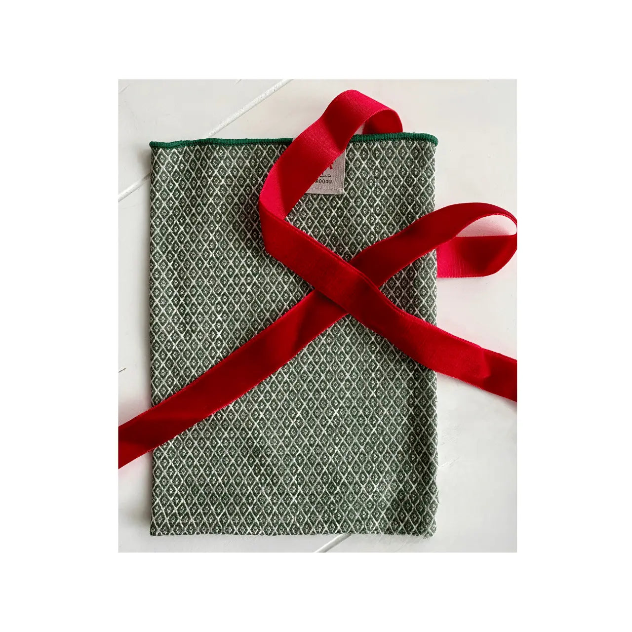 geschenkbeutel aus grün-kariertem-gerettetem stoff mit edler roter samtschleife