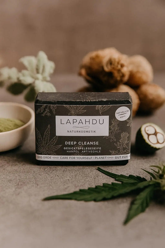 deep cleanse gesichtsreinigunsseife mit aktivkohle, hanföl, gründer tonerde umgeben von naturprodukten