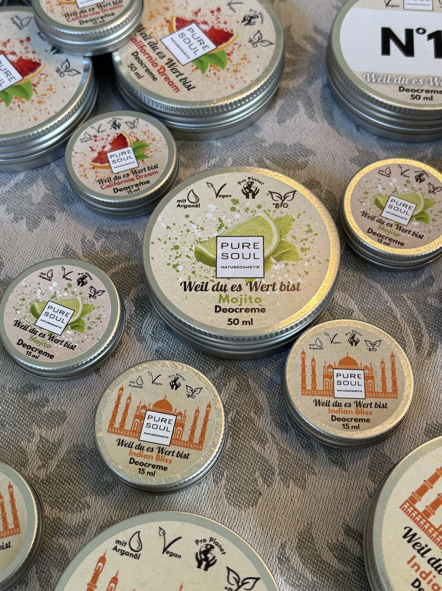 viele creme deos in weißblechdosen