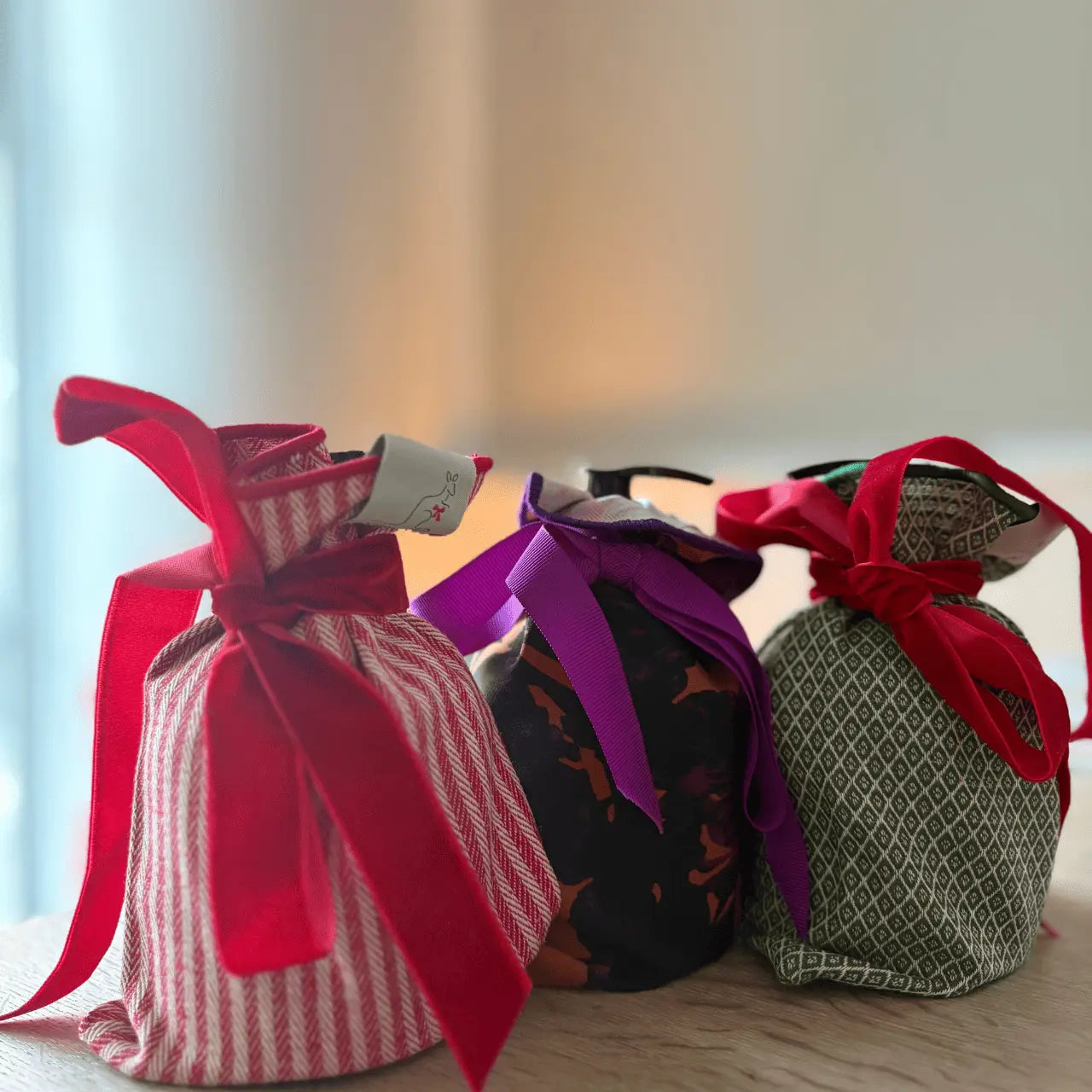 viele schöne Textil-Geschenkbeutel mit Schleife von kangoroo4u aus München