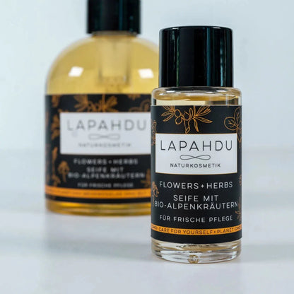 Flowers + Herbs Flüssigseife und Duschgel, 30-ml Reisegröße von LAPAHDU Naturkosmetik. Vegane Bio Kosmetik by vivatrue.