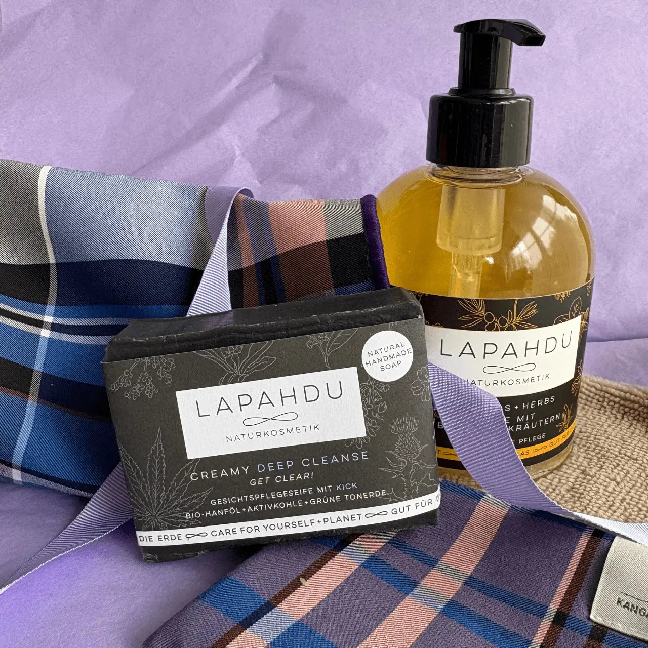 Seifen-Frottee-Beutel-mit Pflegeseife + Duschbad im Geschenk-Beutel kariert-blau-lila mit lila Schleife