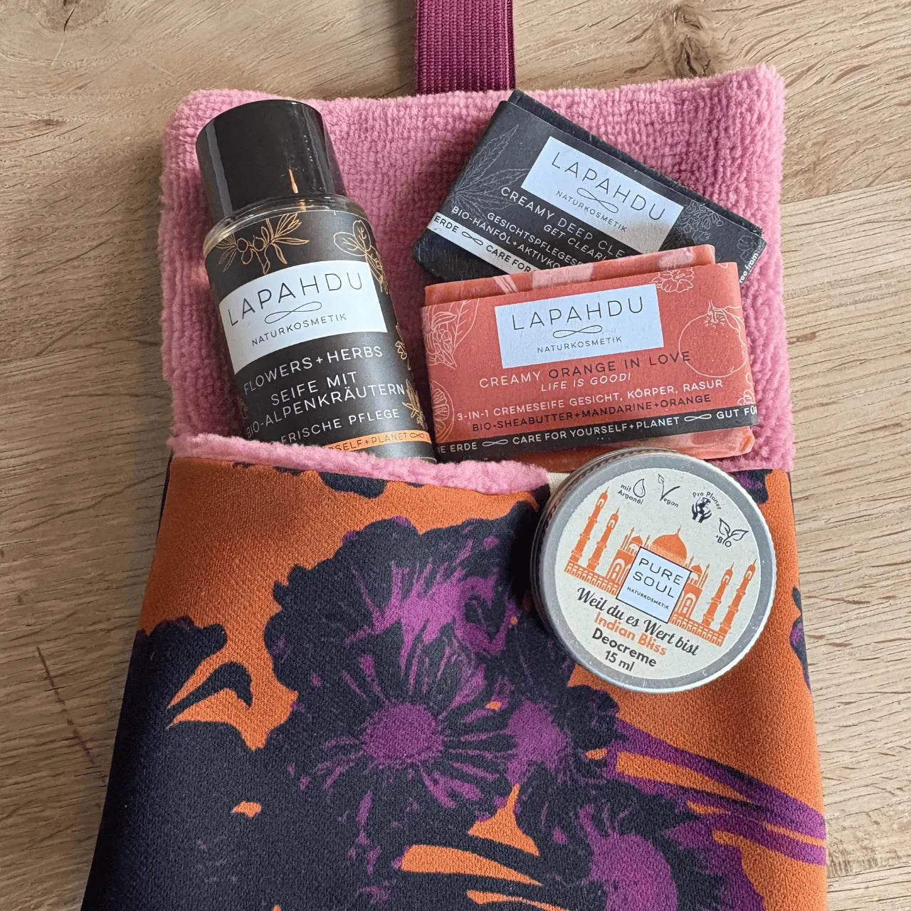 Reiseset mit 3 Lapahdu Pflegeprodukten plus Deo im Seifensäckchen in rose mit Frottee