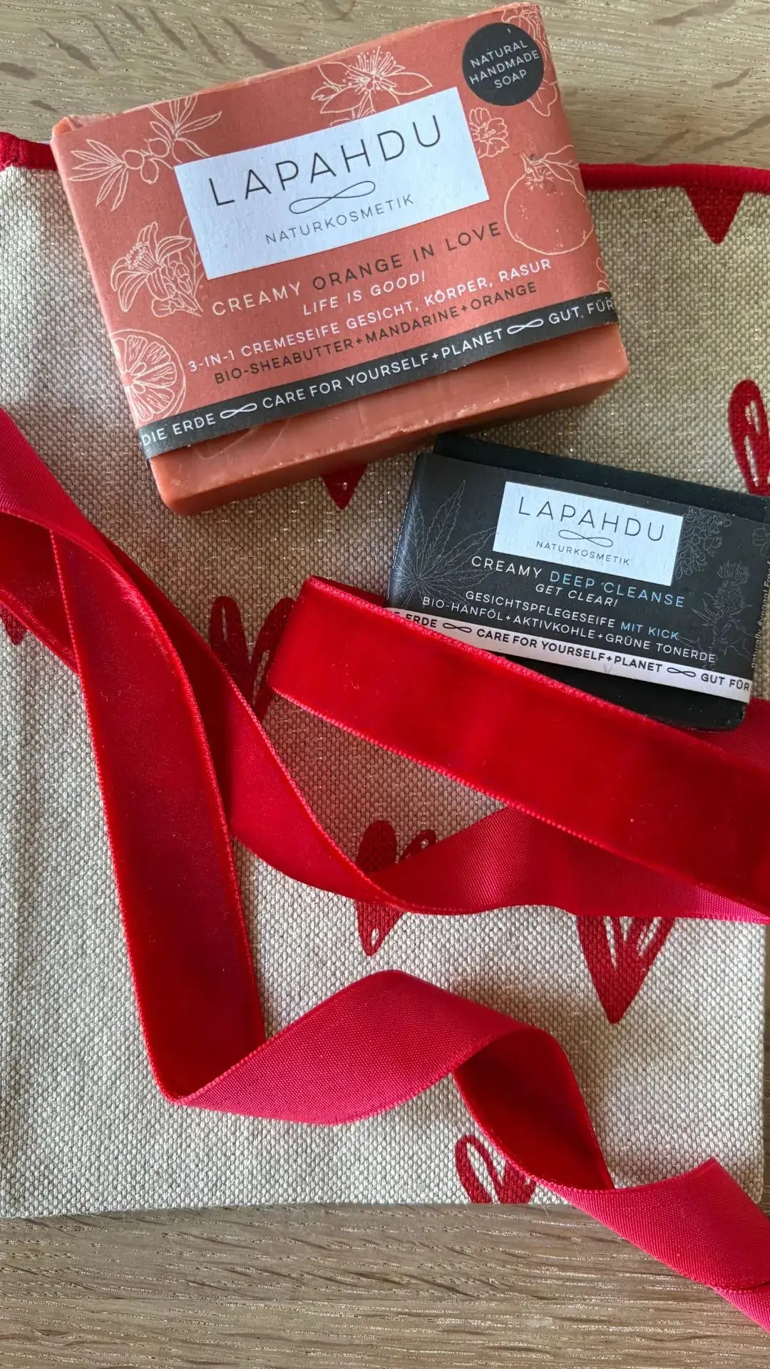 geschenk set bio duschgel orange mandarine und aktivkohle naturseifen huebsch verpackt in herz stoffbeutel mit edler schleife