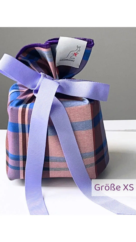 karierter stoff beutel fuer nachhaltiges und schickes schenken in blau rose kariert mit lila satin schleife