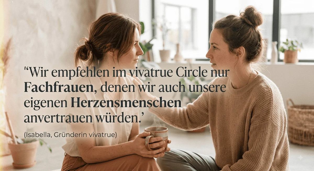 Zwei Frauen sitzen zugewandt zusammen. "Wir empfehlen im vivatrue Circle nur Fachfreuen, denen wir auch unsere eigenen Herzensmenschen anvertrauen würden." (Isabella, Gründerin v. vivatrue)
